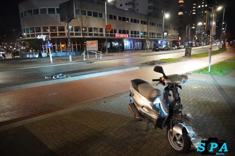 Scooterrijder lichtgewond na aanrijding met auto Boompjes Rotterdam