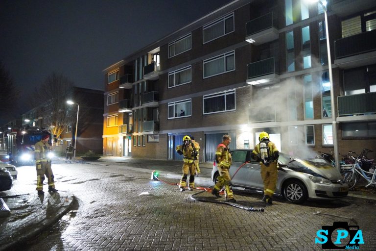 Voertuig in brand door vuurwerk, politie doet onderzoek aan de Wingerd Capelle aan den IJssel