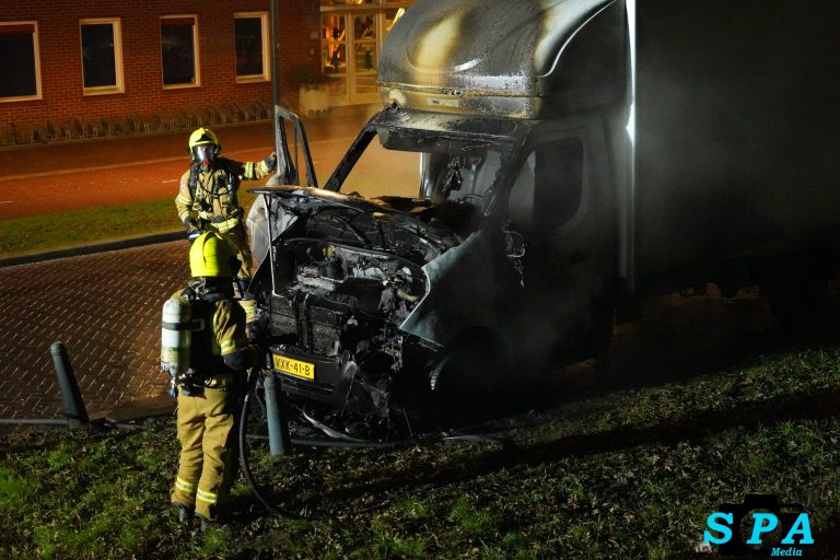 Bakwagen brandt uit op de Meerum Terwogtlaan Rotterdam