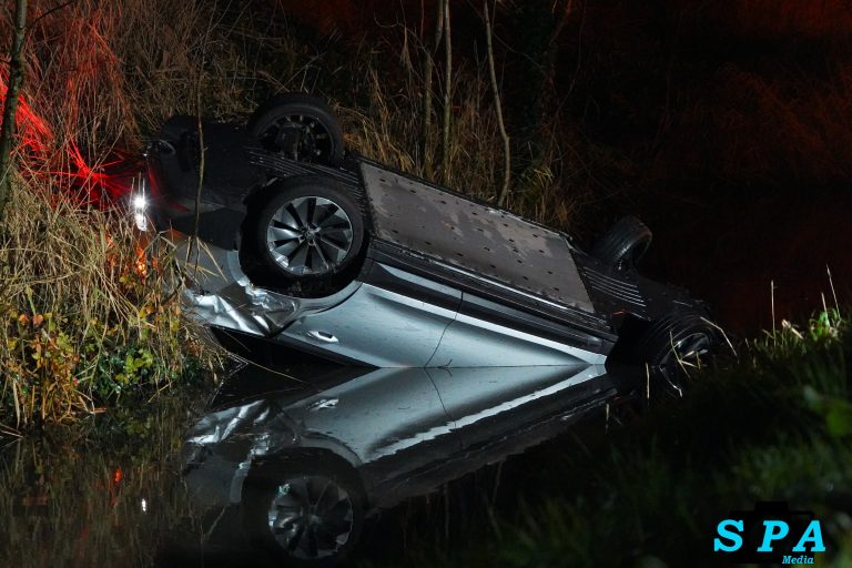 Auto op zijn kop in het water op de N471