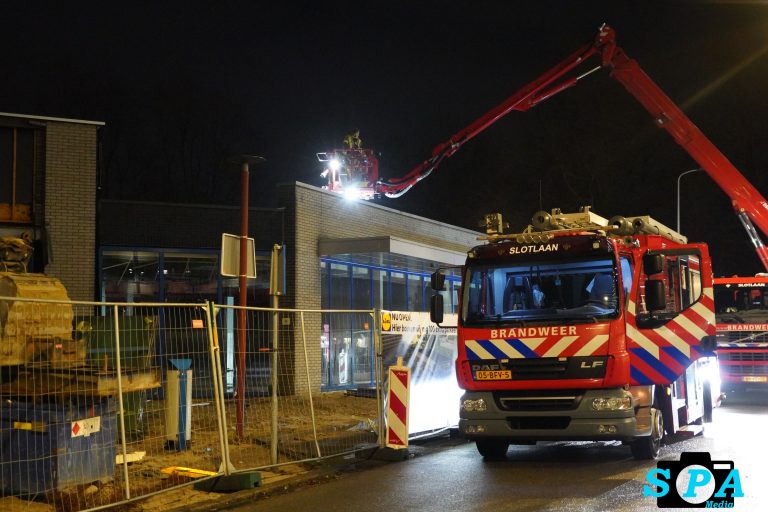 Brandweer doet onderzoek na melding brandgerucht Capelle aan den IJssel