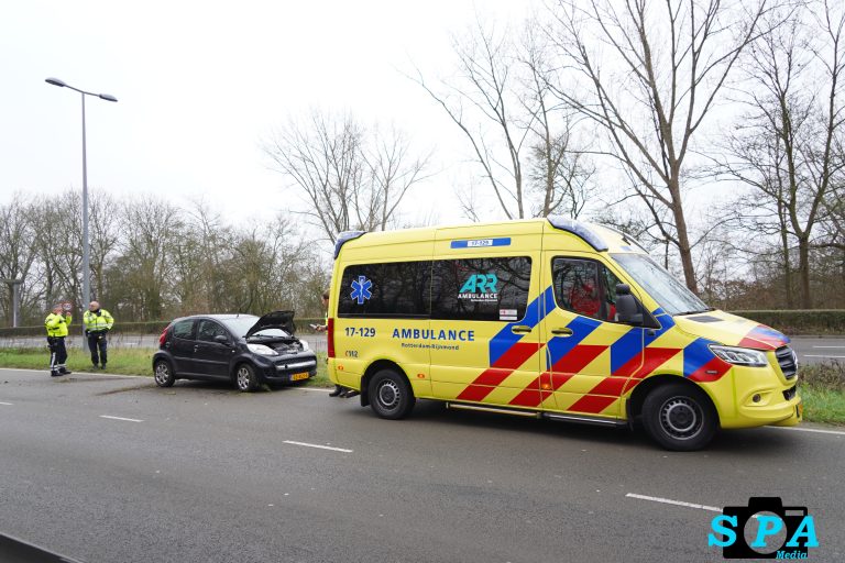 Automobilist slipt gaat over de kop en gaat door middenberm G.K. Hogendorpweg Rotterdam