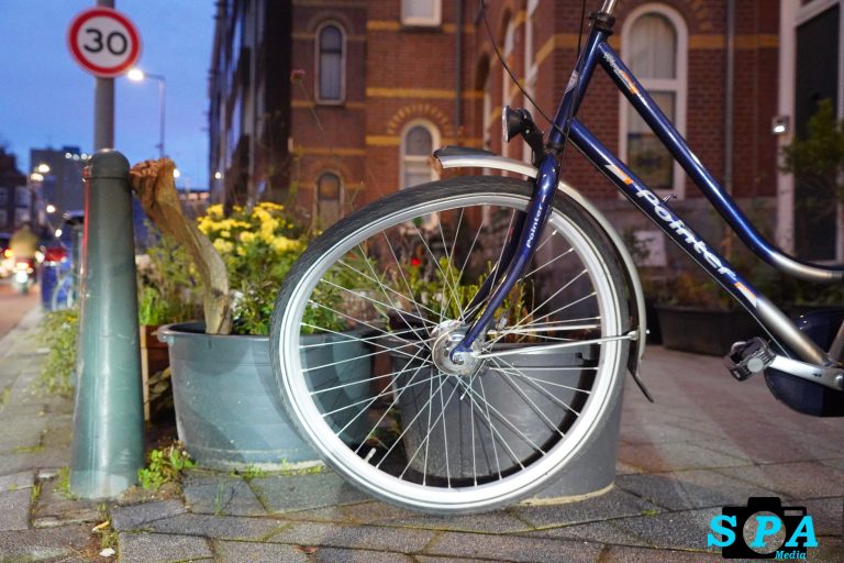 Fietser en motorrijder in botsing op Walenburgerweg Rotterdam