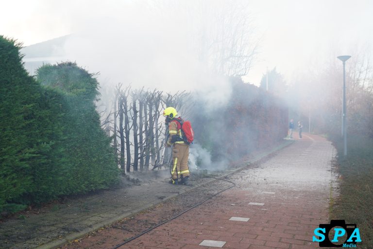 Brand in tuinheg aan Voorhout in Rotterdam, mogelijk aangestoken