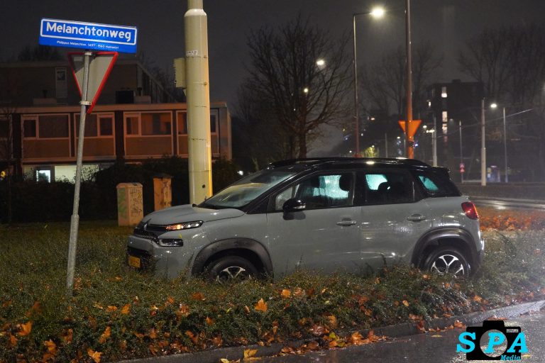 Voertuig in bosschage na eenzijdig ongeval, politie houdt bestuurder aan Melanchtonweg Rotterdam