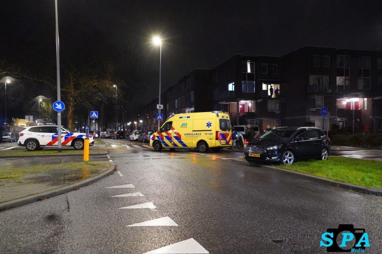 Maaltijdbezorger lichtgewond na aanrijding met auto op Vondelweg Rotterdam