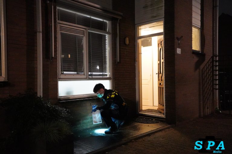 Schade aan voordeur na explosie bij woning Molecatensingel Rotterdam