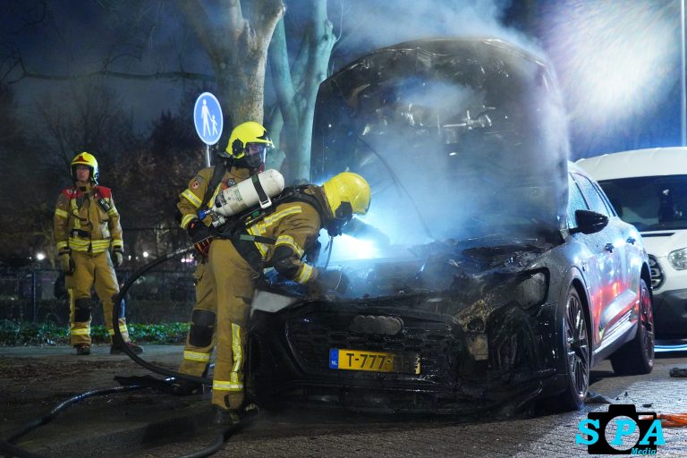 Geparkeerde auto in brand op de Willen Hedaweg in Rotterdam
