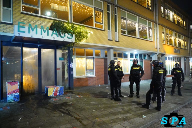 Kleine brand bij ingang Emmausschool Tidemanstraat in Rotterdam