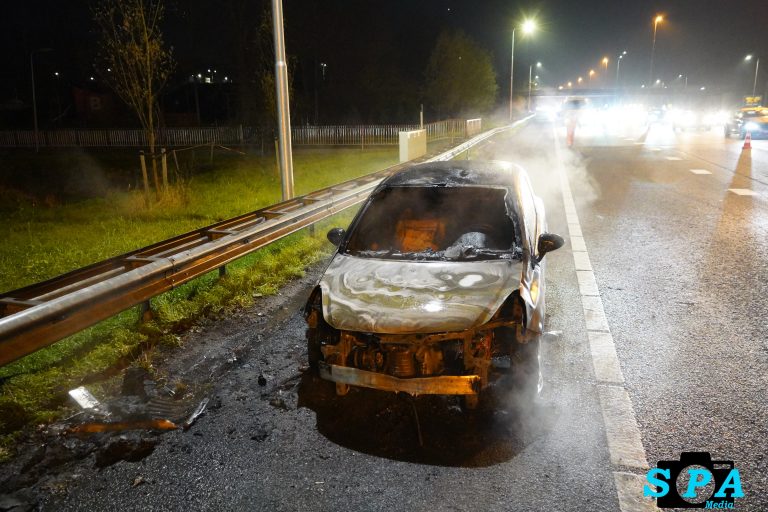 Auto uitgebrand op vluchtstrook A20 Nieuwerkerk ad IJssel