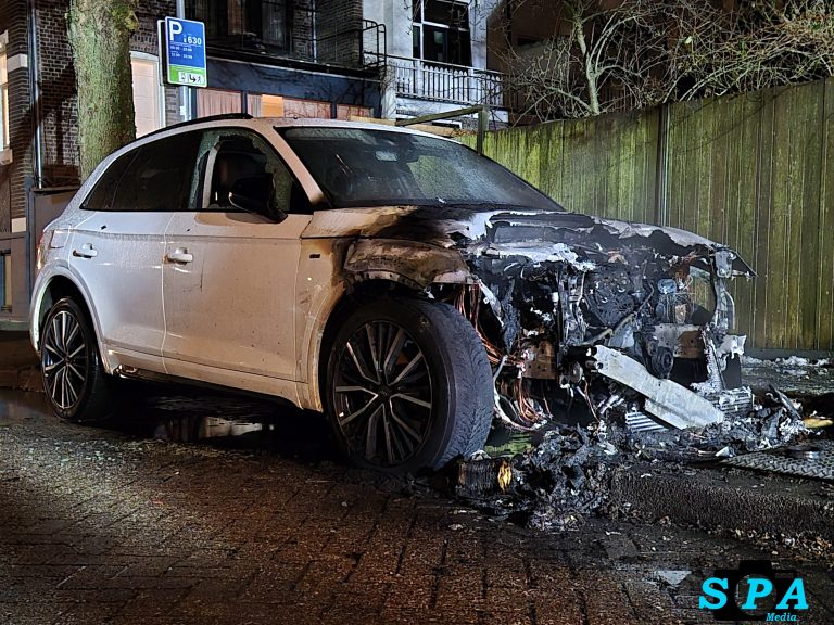 Geparkeerde auto in brand Voorschoterstraat Rotterdam