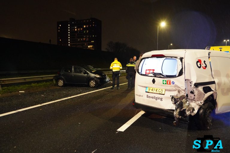 Zwaargewonde na aanrijding op A16; brandweer bevrijdt beknelde bestuurder