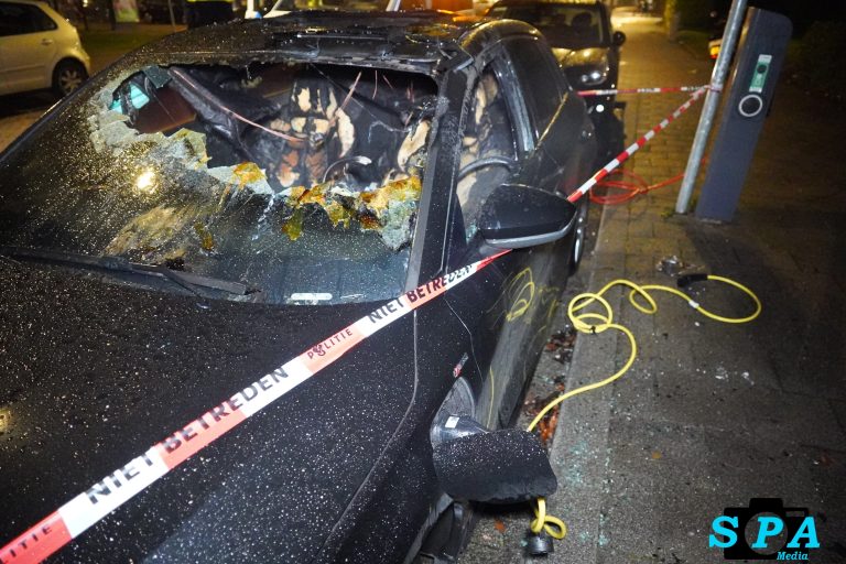 Aanmaakblokjes gevonden bij brandende elektrische auto Asserweg Rotterdam