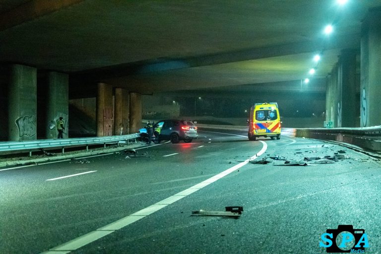 Automobilist klapt met hoge snelheid in vangrail A16 knooppunt Terbregseplein Rotterdam