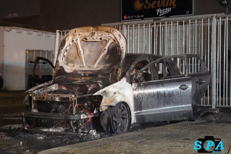 Geparkeerde auto brandt volledig uit aan Ridderkerkstraat in Rotterdam
