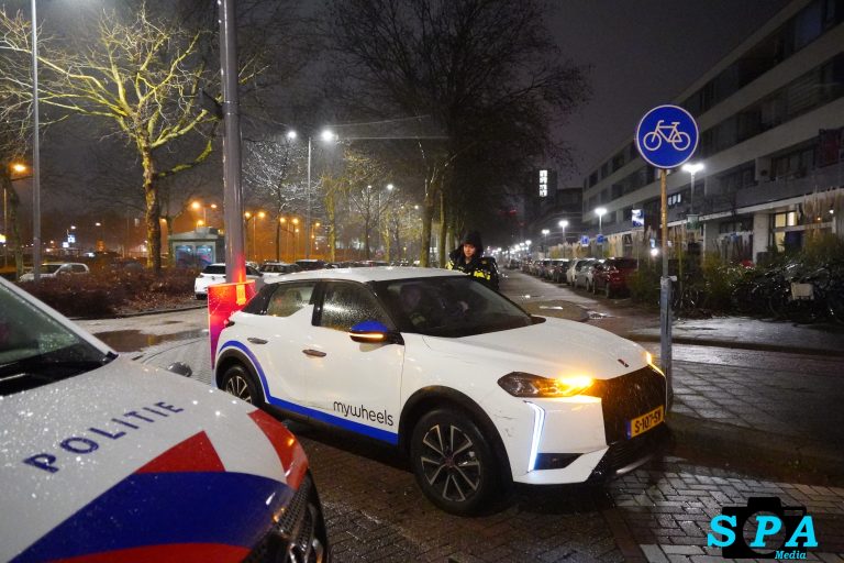 Bestuurder huurauto rijdt wagen kapot en vlucht Oranjeboomstraat Rotterdam