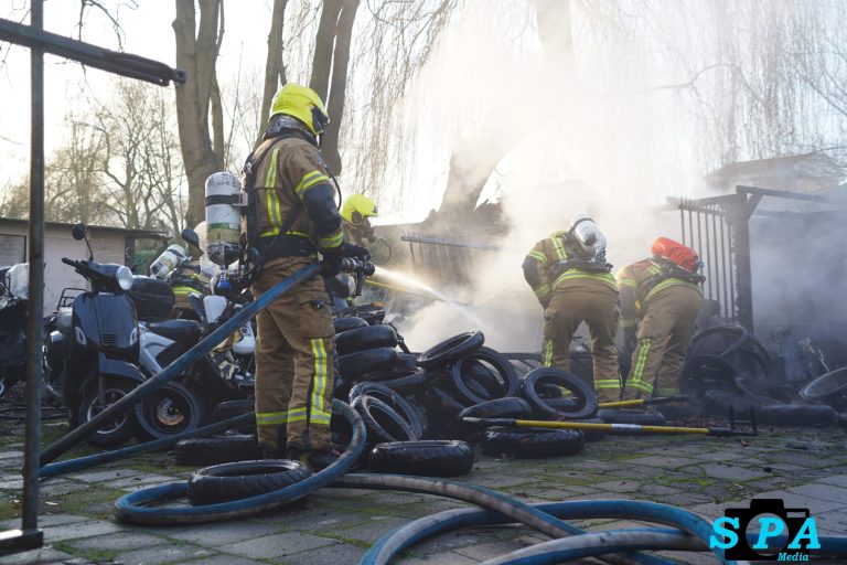 Flinke rookontwikkeling bij brand in schuur Terbregseweg Rotterdam