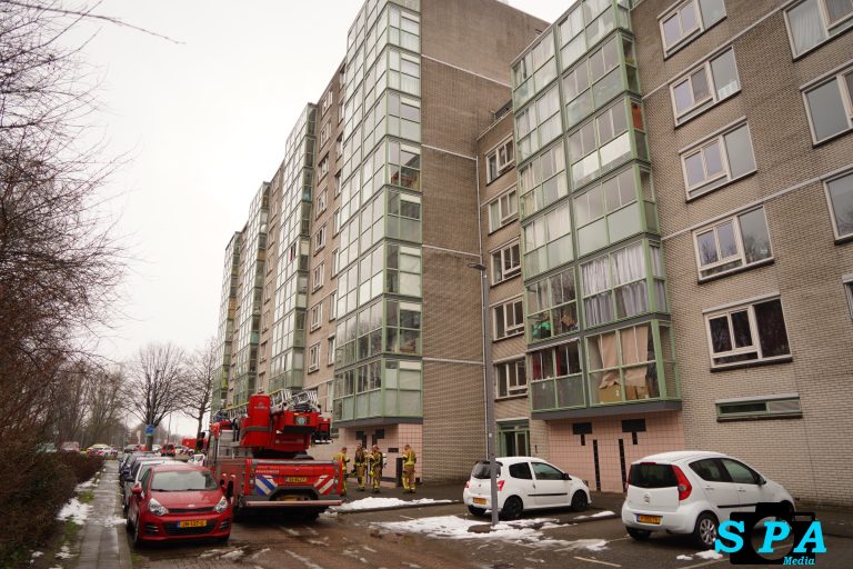 Brand seniorencomplex zorgt voor grote uitruk brandweer Watertorenweg Rotterdam.