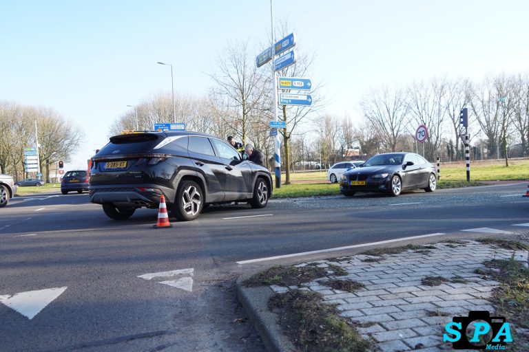 Flinke schade na aanrijding op kruising G.K. Van Hogendorpweg in Rotterdam
