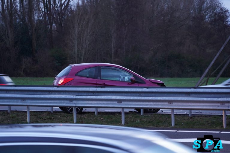 Automobiliste klapt in de vangrail op A13 in Rotterdam