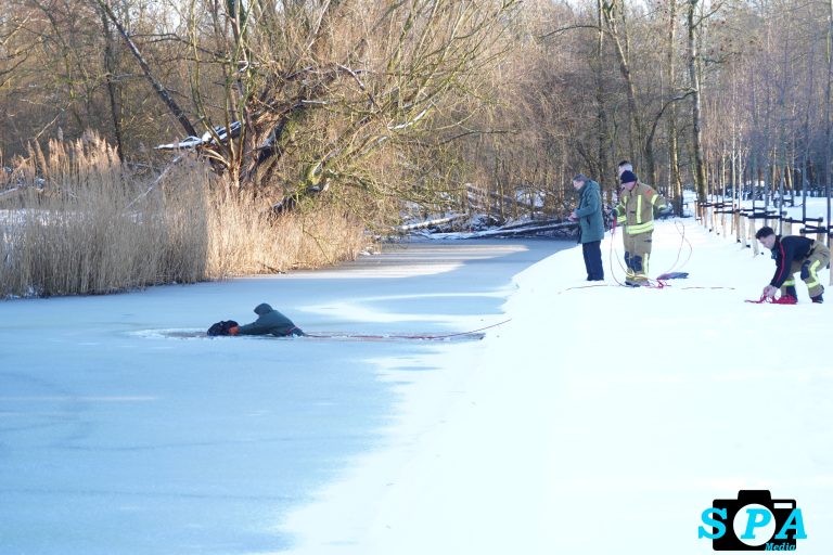 Brandweer redt hond uit water Dotterbloemstraat Rotterdam