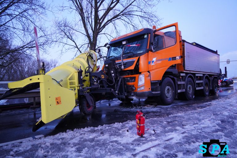 Brand in motorcompartiment strooiwagen Doensbrug Rotterdam