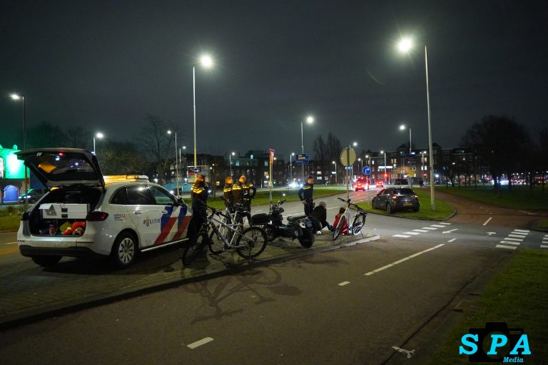 Scooterrijdster en auto in botsing Abraham van Stolkweg Rotterdam
