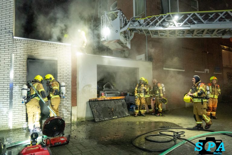 Flinke rookontwikkeling en schade na brand in schuur Van der Poelstraat Rotterdam