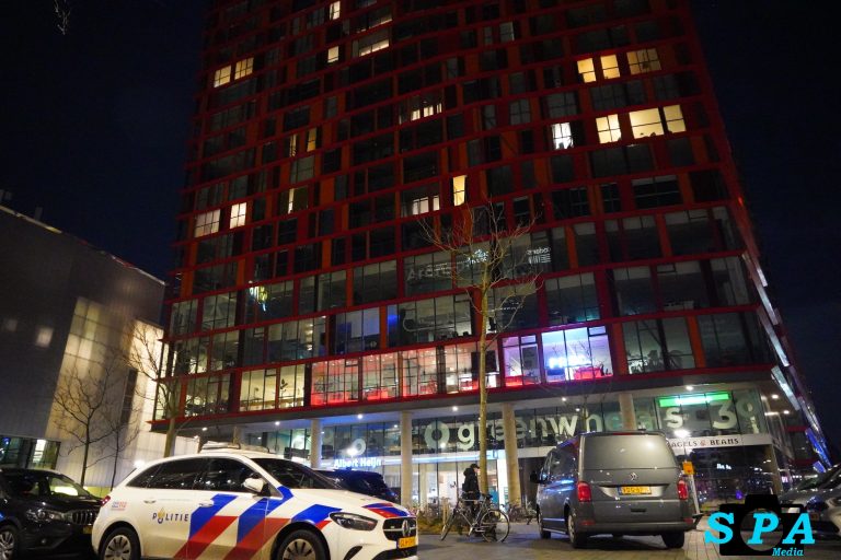 Overleden persoon aangetroffen in pand Kruisplein in Rotterdam; politie doet onderzoek