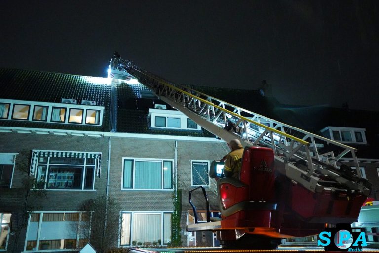 Brandweer doet onderzoek na melding schoorsteenbrand Akkerwindestraat Rotterdam