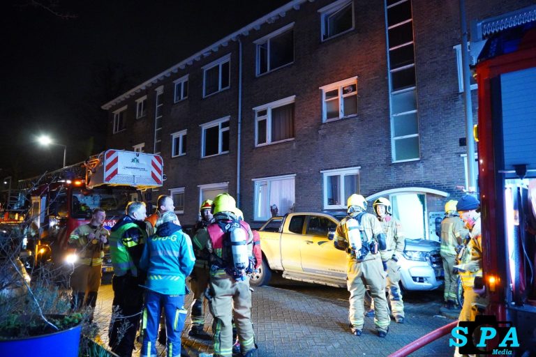 Vier gewonden na brand bij voordeur door explosie portiekwoning Klaverstraat Rotterdam, bewoners en huisdieren gered