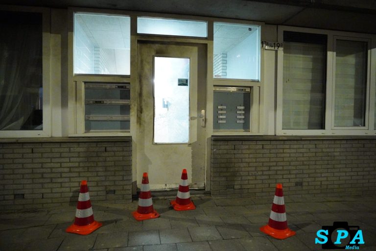 Schade aan portiekdeur na explosie Willebrordusstraat Rotterdam