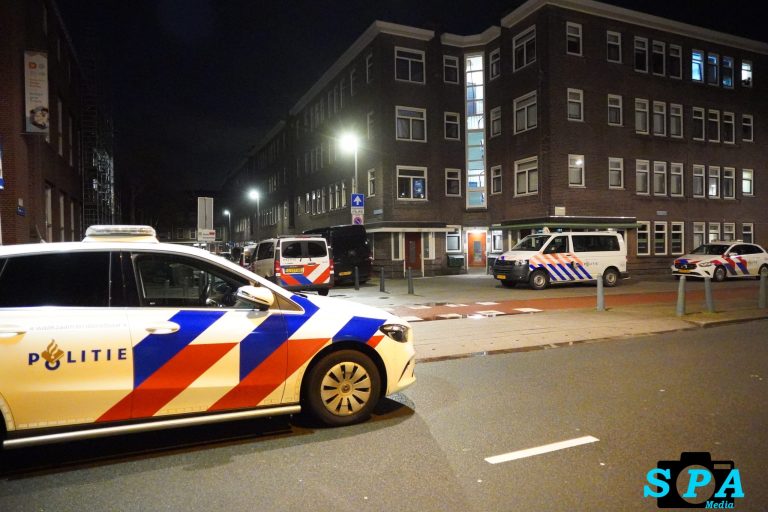 Schreeuwende man houdt buurt wakker, politie rukt groots uit Pluimhofstraat Rotterdam
