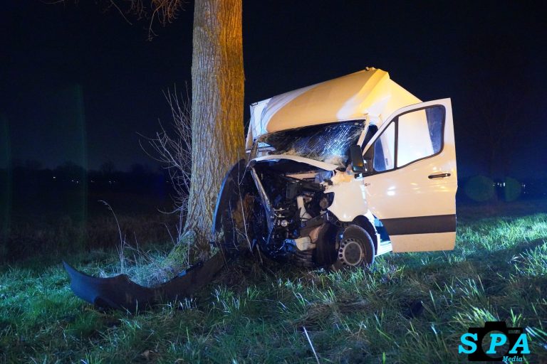 Dronken bestuurder bakwagen klapt frontaal op boom langs A38 Ridderkerk
