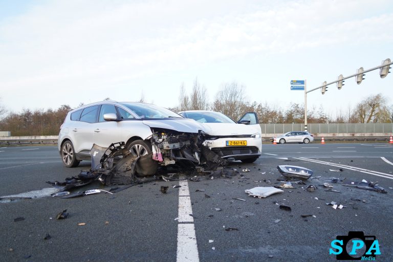 Gewonden en flinke schade na klapper op kruising N471 Berkel en Rodenrijs