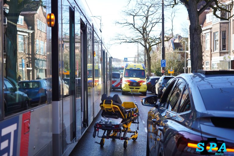 Vrouw gewond na val door noodstop tram Straatweg Rotterdam