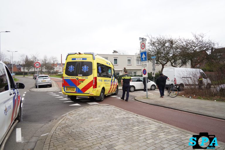 Botsing tussen fietsster en bestelbus Abtsweg Rotterdam
