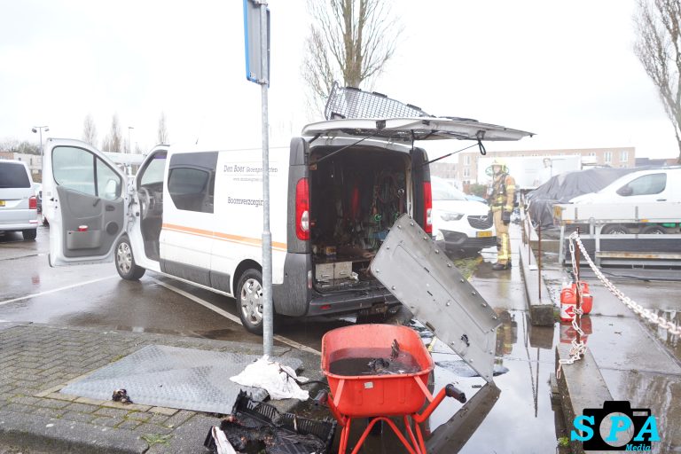 Brand in laadruimte van bestelbus op terrein Gemeentewerken Ingenieur P. Kosterlaan Rotterdam