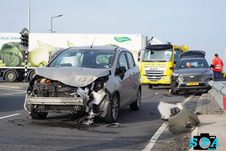 Flinke schade na botsing afrit A16/ N209 Bergschenhoek