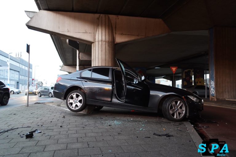 Auto vliegt over betonblok na onwelwording Giessenweg Rotterdam