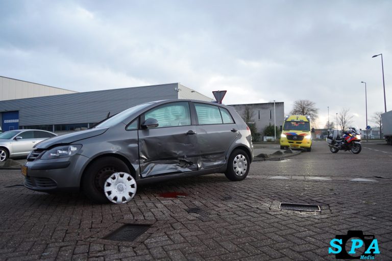 Lichtgewond en flinke schade na aanrijding op kruising in Rotterdam
