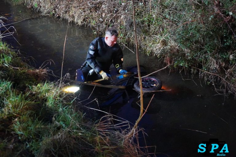 Persoon raakt met driewielige scootmobiel te water en zit vast Bermweg Capelle aan den IJssel
