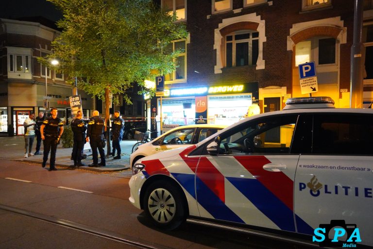 Politie toont camerabeelden van poging overval op tabakszaak aan Bergweg in Rotterdam