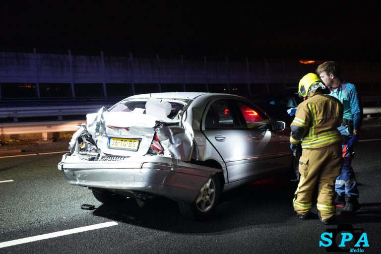 Slachtoffer naar ziekenhuis na ongeval tussen vrachtwagen en auto A20 Rotterdam