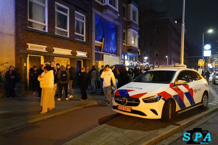 Kleine keukenbrand zorgt voor ontruiming hotel, tientallen mensen op straat Schiekade Rotterdam.