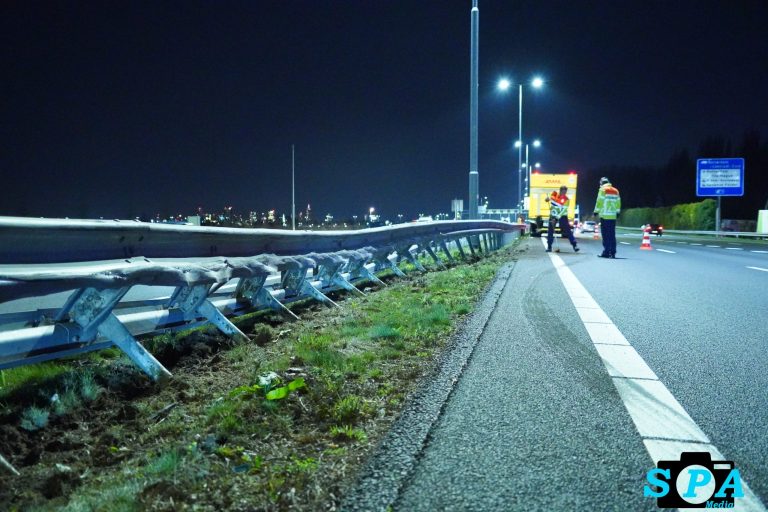 Vrachtwagenchauffeur klapt in vangrail van A13 richting Rotterdam