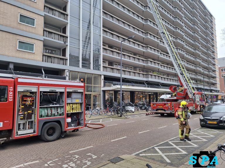 Brand in woning op 10e etage van flat Aert van Nesstraat in Rotterdam