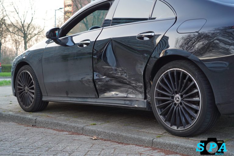 Lichtgewonde na aanrijding tussen twee auto’s Laning in Hoogvliet-Rotterdam