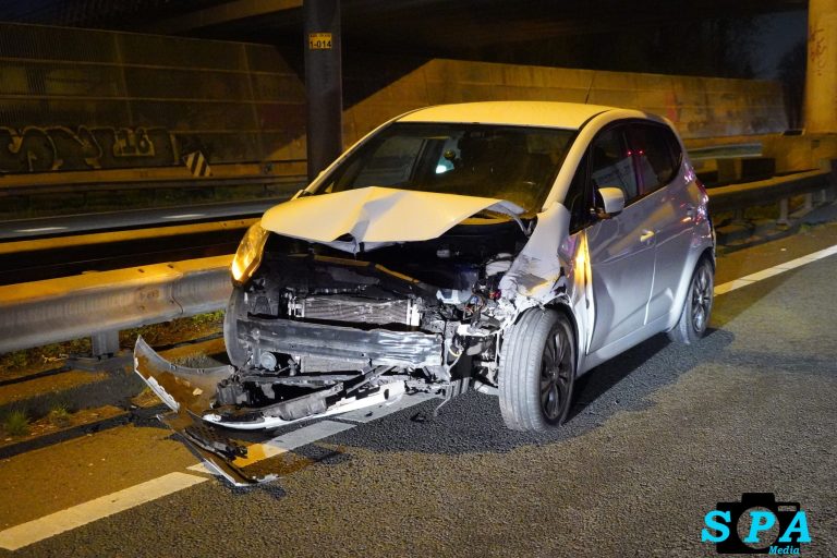 Aanzienlijke schade na aanrijding tussen vrachtwagen en auto A20 Rotterdam