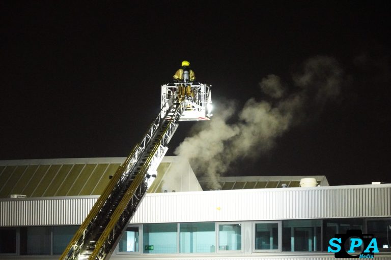 Brandweer doet onderzoek naar rookvorming op dak van bedrijfspand Bergweg-Zuid Bergschenhoek